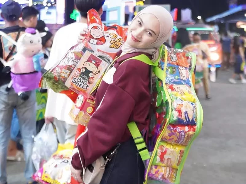 Melody Laksani Pamer Tas Snack Jumbo, Aksi Belanja di PRJ 2026 Curi Perhatian