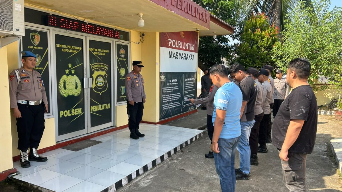 Polres Ogan Ilir Melalui Polsek Pemulutan Bersama PUPR dan Masyarakat Laksanakan Pengecoran Jalan Berlubang Melalui Program Belida Polda Sumsel