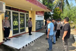 Polres Ogan Ilir Melalui Polsek Pemulutan Bersama PUPR dan Masyarakat Laksanakan Pengecoran Jalan Berlubang Melalui Program Belida Polda Sumsel
