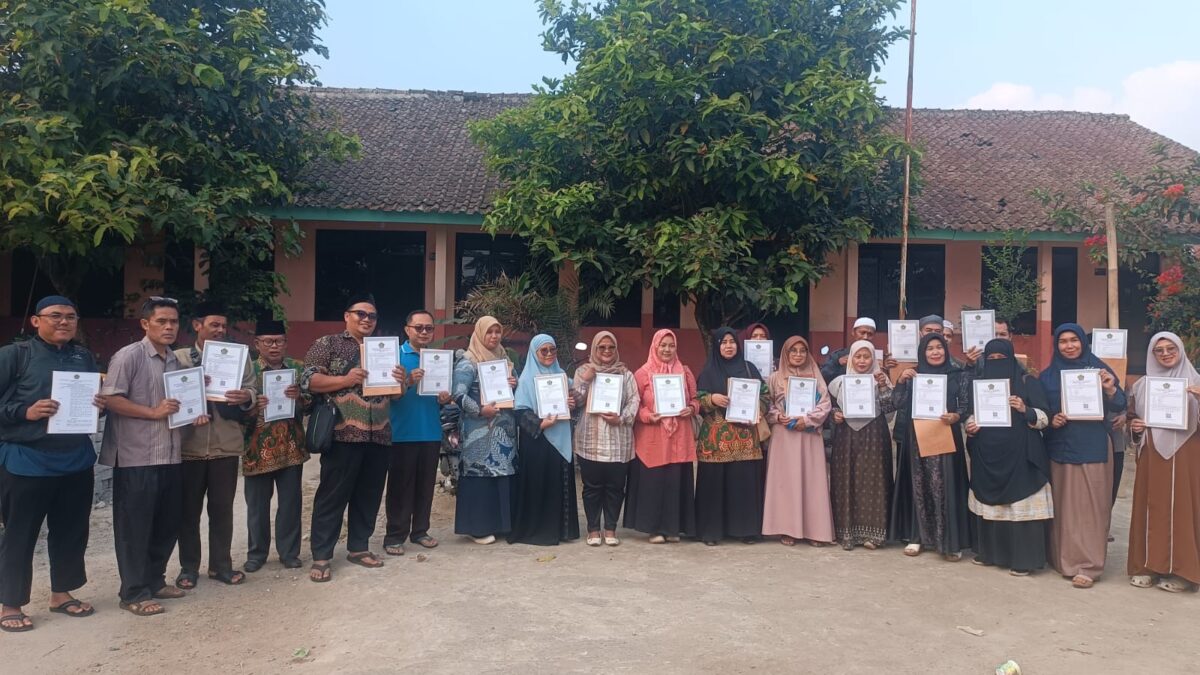 FKDT Kalapanunggal Serahkan 50 SK Perpanjangan Izin Operasional Madrasah Diniyah