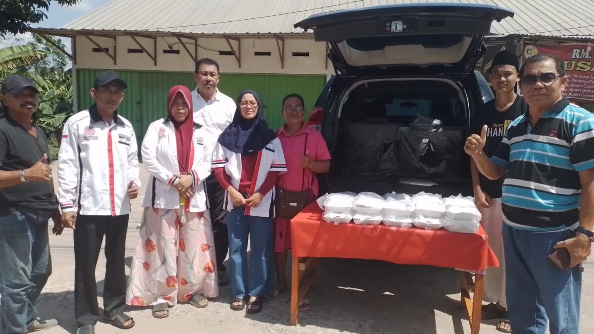 DPC HBB Palembang Bagikan 200 Kotak Nasi kepada Pengguna Jalan dan Warga