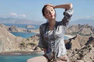 Yasmin Napper Curi Perhatian, Rayakan Hari Kebaya Nasional dari Puncak Pulau Padar