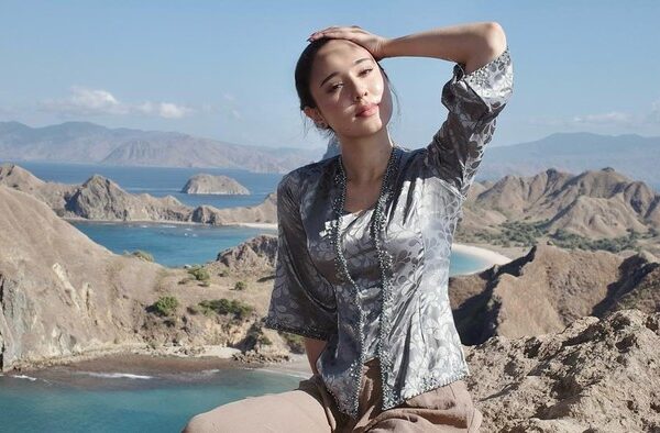 Yasmin Napper Curi Perhatian, Rayakan Hari Kebaya Nasional dari Puncak Pulau Padar