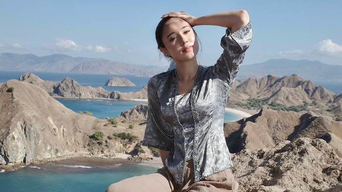 Yasmin Napper Curi Perhatian, Rayakan Hari Kebaya Nasional dari Puncak Pulau Padar