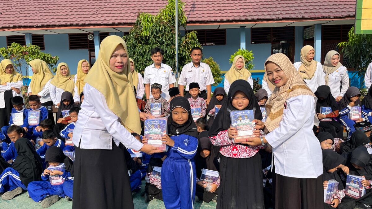 Siswa SDN 3 Lahat Terima Bantuan Buku Tulis dari Pemkab, Dukung Kebutuhan Belajar