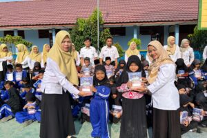 Siswa SDN 3 Lahat Terima Bantuan Buku Tulis dari Pemkab, Dukung Kebutuhan Belajar