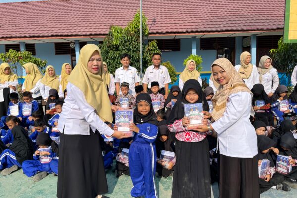 Siswa SDN 3 Lahat Terima Bantuan Buku Tulis dari Pemkab, Dukung Kebutuhan Belajar