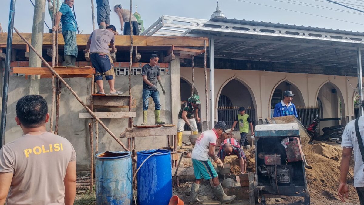 Puluhan Warga Griya Bumi Lestari Gotong Royong Cor Dak WC Masjid Baiturrahman