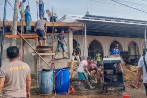 Puluhan Warga Griya Bumi Lestari Gotong Royong Cor Dak WC Masjid Baiturrahman