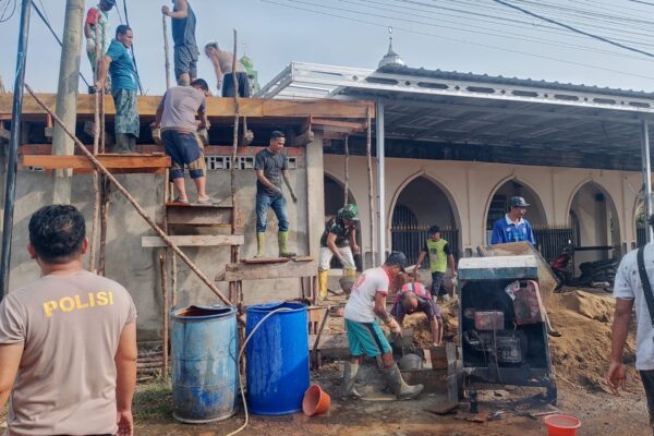 Puluhan Warga Griya Bumi Lestari Gotong Royong Cor Dak WC Masjid Baiturrahman