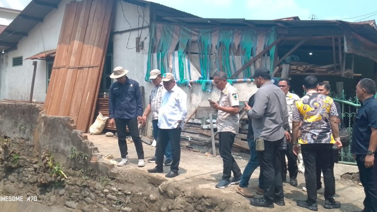 Bupati Lahat Tinjau Enam Titik Sungai, Bangunan Liar di Atas Drainase Akan Dibongkar