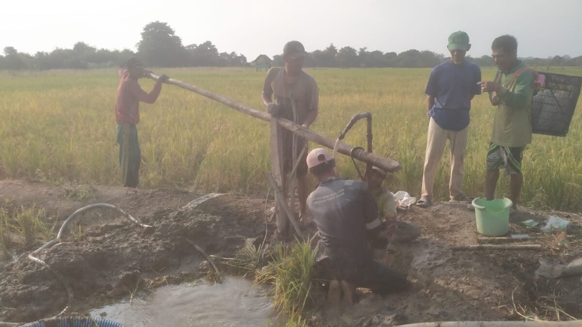 Petani Desa Lebung Kesulitan Air, Kaget Temukan Butiran Hitam Saat Buat Sumur Bor Mandiri