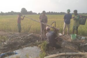 Petani Desa Lebung Kesulitan Air, Kaget Temukan Butiran Hitam Saat Buat Sumur Bor Mandiri