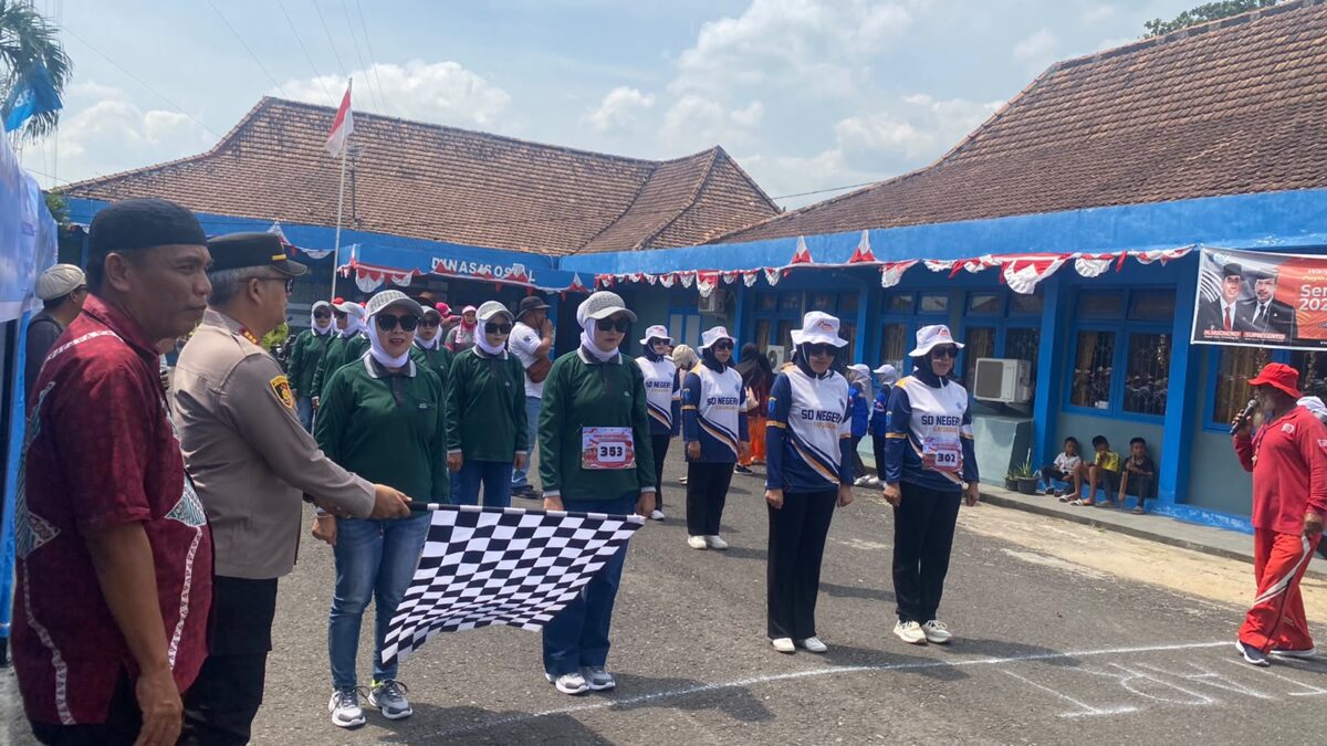 Gerak Jalan Ketepatan Waktu Meriahkan HUT ke-81 RI di Kayuagung