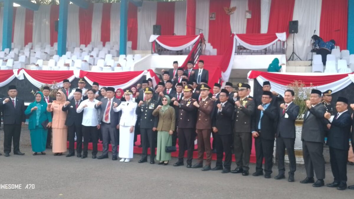 Wakil Bupati Lahat Widia Ningsih Pimpin Upacara Penurunan Bendera Merah Putih Peringatan HUT RI ke-81