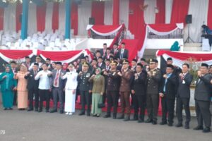 Wakil Bupati Lahat Widia Ningsih Pimpin Upacara Penurunan Bendera Merah Putih Peringatan HUT RI ke-81