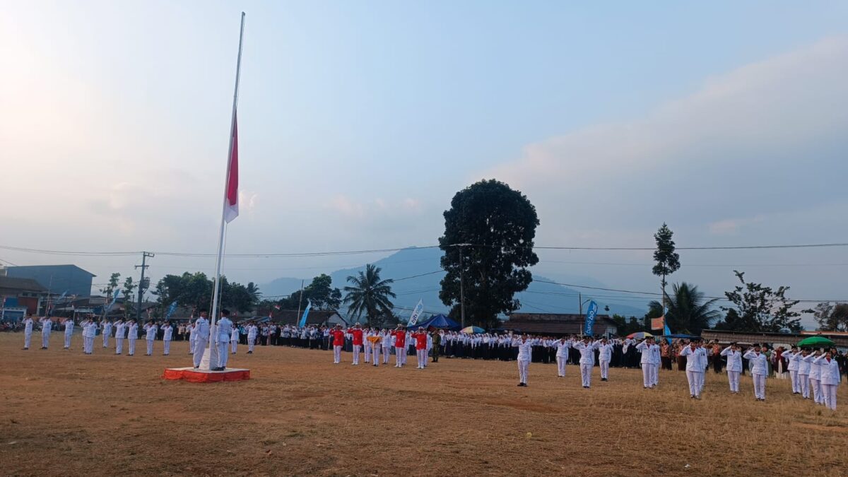 Upacara Penurunan Bendera HUT ke-81 RI di Kalapanunggal Diikuti Sejumlah Unsur Masyarakat