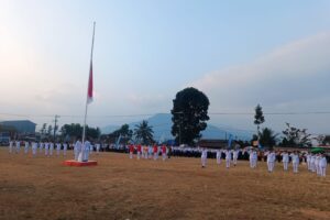 Upacara Penurunan Bendera HUT ke-81 RI di Kalapanunggal Diikuti Sejumlah Unsur Masyarakat