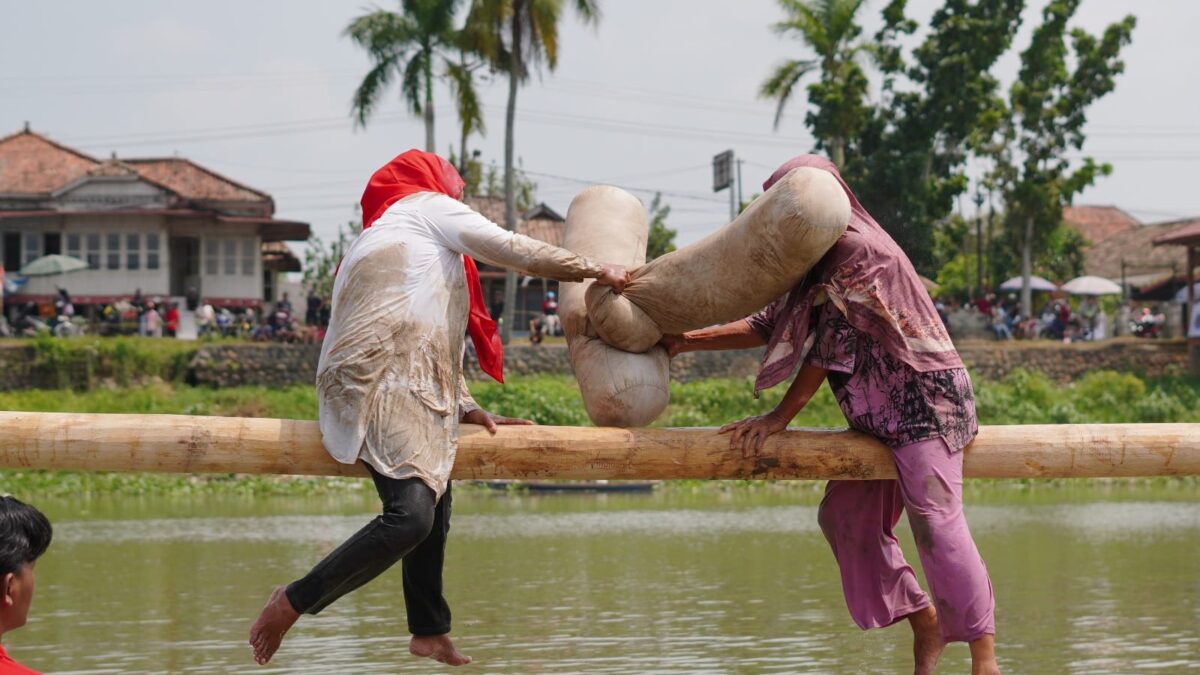 HUT Ke-81 RI di OKI, Bidar hingga Gebuk Bantal Ramaikan Sungai Komering