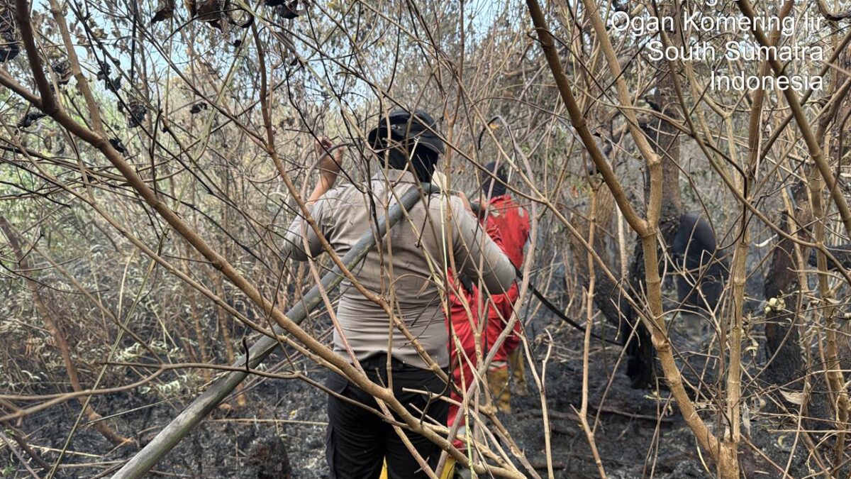 Lahan Gambut PT Samora OKI Terbakar, Polisi Padamkan Api Selama 5 Jam di Tulung Selapan