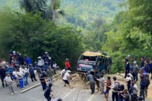 Elf Pameungpeuk–Garut Masuk Jurang 30 Meter, 8 Orang Selamat