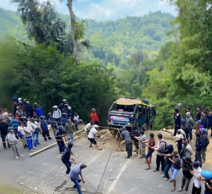 Elf Pameungpeuk–Garut Masuk Jurang 30 Meter, 8 Orang Selamat