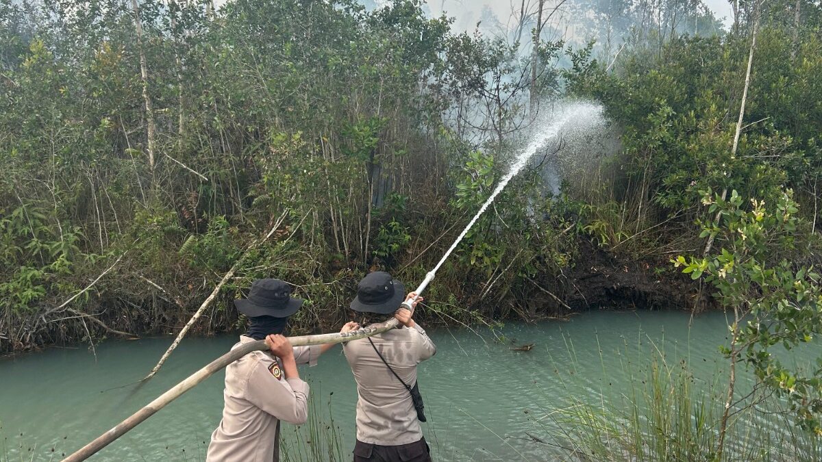 Lahan Gambut PT TIAN Terbakar, Subsatgas Polres OKI Padamkan Api Seluas 2 Hektare
