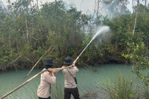 Lahan Gambut PT TIAN Terbakar, Subsatgas Polres OKI Padamkan Api Seluas 2 Hektare