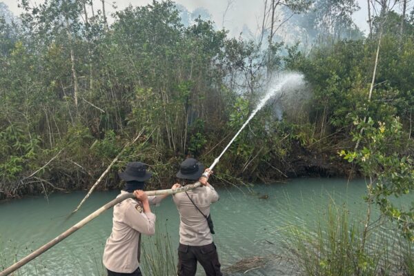 Lahan Gambut PT TIAN Terbakar, Subsatgas Polres OKI Padamkan Api Seluas 2 Hektare