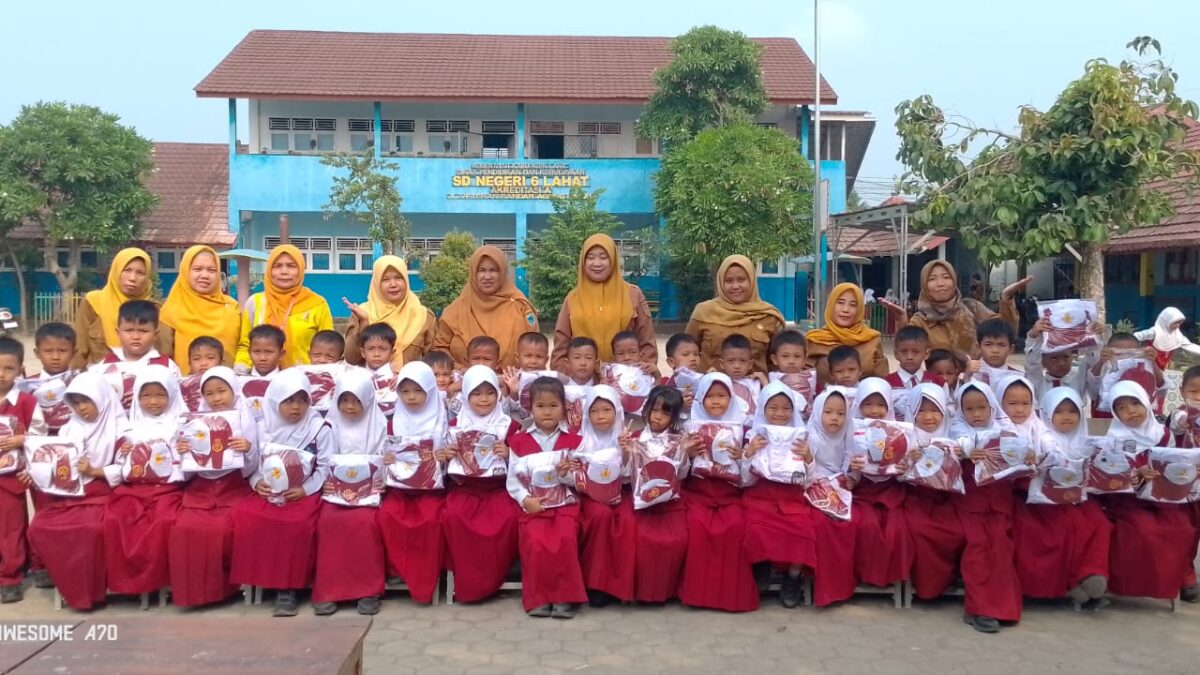 SD Negeri 6 Lahat Salurkan Seragam Merah Putih untuk 50 Siswa Kelas 1