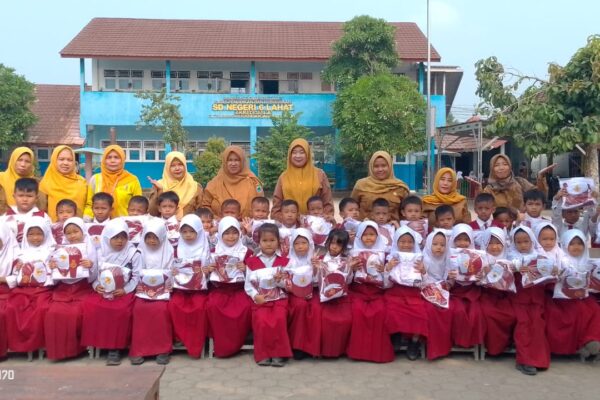 SD Negeri 6 Lahat Salurkan Seragam Merah Putih untuk 50 Siswa Kelas 1