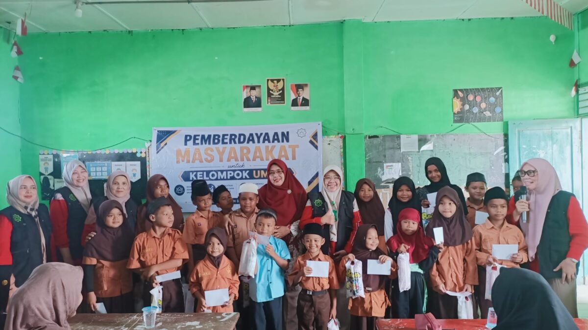Yayasan Roemah Dakwah Salurkan Beasiswa Yatim dan Bantu UMKM Perempuan di Bagan Deli