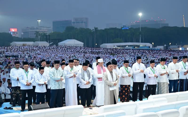 Lebih dari 100 ribu jemaah memadati Monas dalam Zikir dan Doa Kebangsaan yang menjadi pembuka rangkaian peringatan HUT ke-81 Kemerdekaan Republik Indonesia.