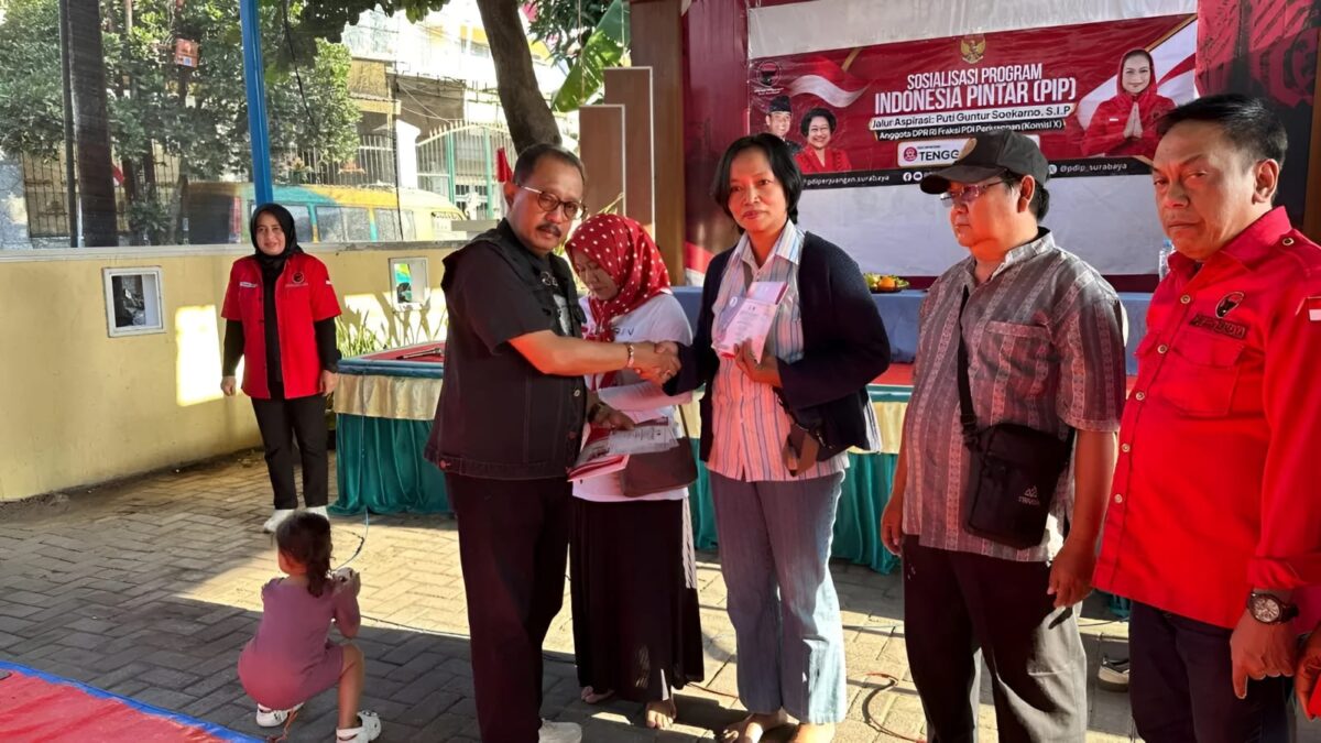 PIP Disalurkan ke Warga Tenggilis Mejoyo dan Gunung Anyar, Armuji Tekankan Pentingnya Pendidikan