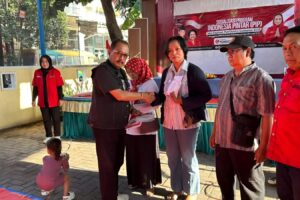 PIP Disalurkan ke Warga Tenggilis Mejoyo dan Gunung Anyar, Armuji Tekankan Pentingnya Pendidikan