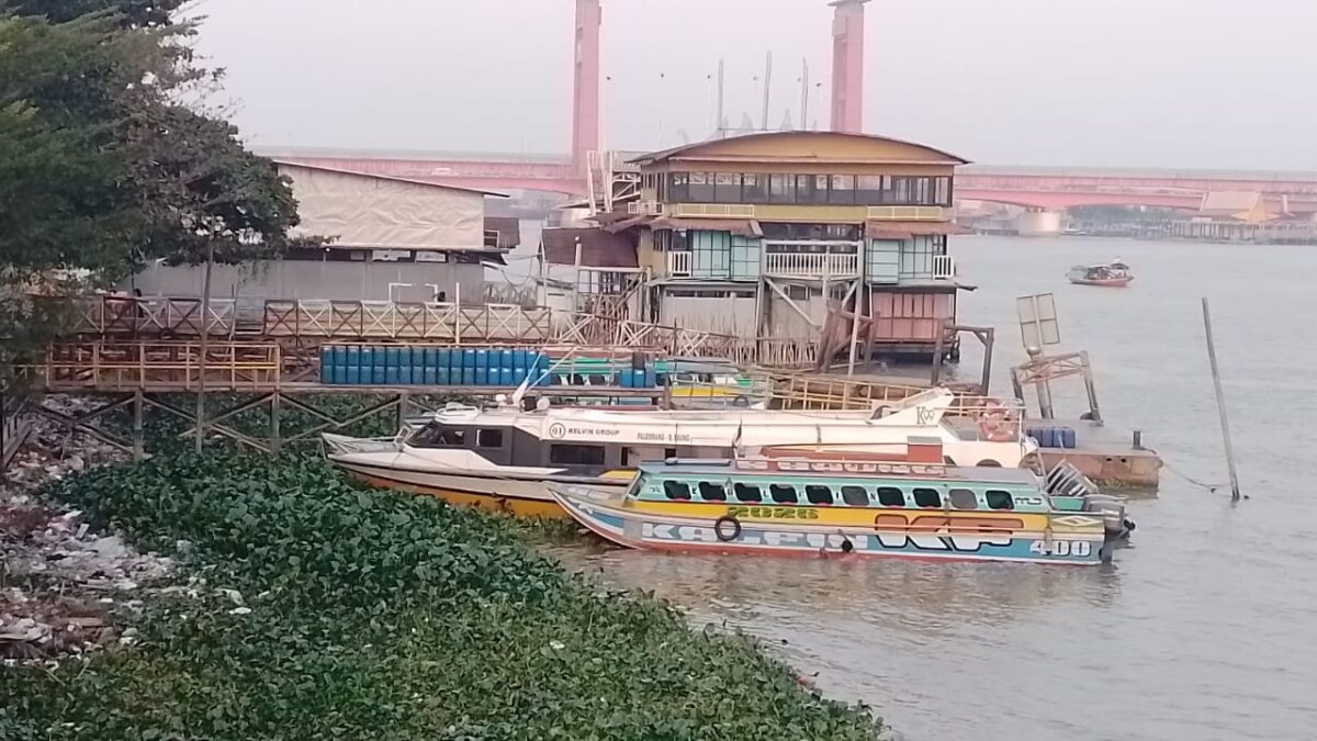 Eceng Gondok dan Tumpukan Sampah Masih Penuhi Pinggiran Sungai Musi