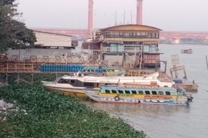 Eceng Gondok dan Tumpukan Sampah Masih Penuhi Pinggiran Sungai Musi