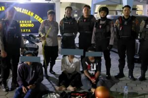 Tiga Pemuda Diduga Hendak Tawuran Diamankan Tim Presisi Polda Jatim di Surabaya