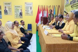 Afitni Junaidi Gumay Jadi Pendaftar Pertama, Ambil Formulir Bakal Calon Ketua DPD Golkar Muba