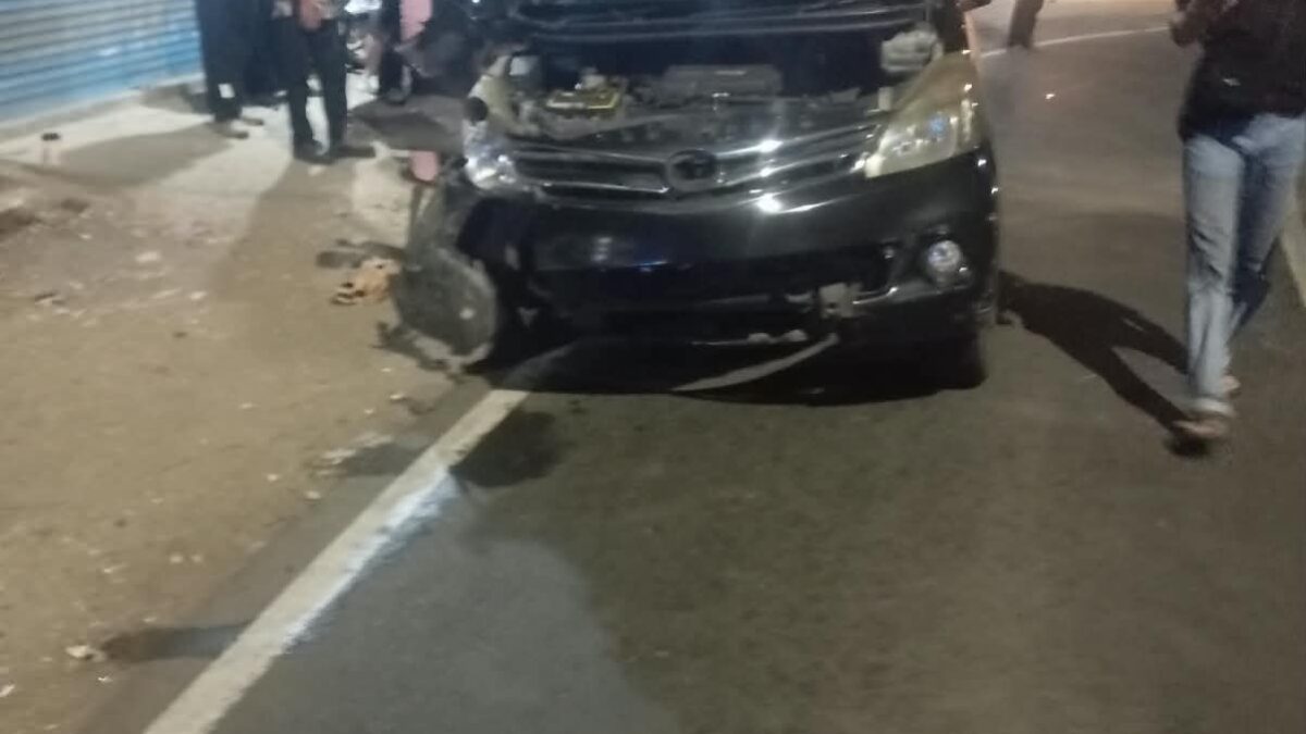 Tabrakan Adu Banteng Minibus dan Dump Truk di Tikungan Salam Cikidang, Satu Penumpang Luka Ringan