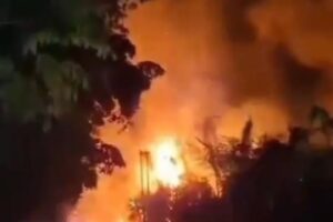 Kebakaran Lahan di Sampora Cikidang Membesar Saat Magrib, Warga Bergerak Padamkan Api