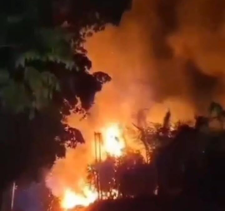 Kebakaran Lahan di Sampora Cikidang Membesar Saat Magrib, Warga Bergerak Padamkan Api