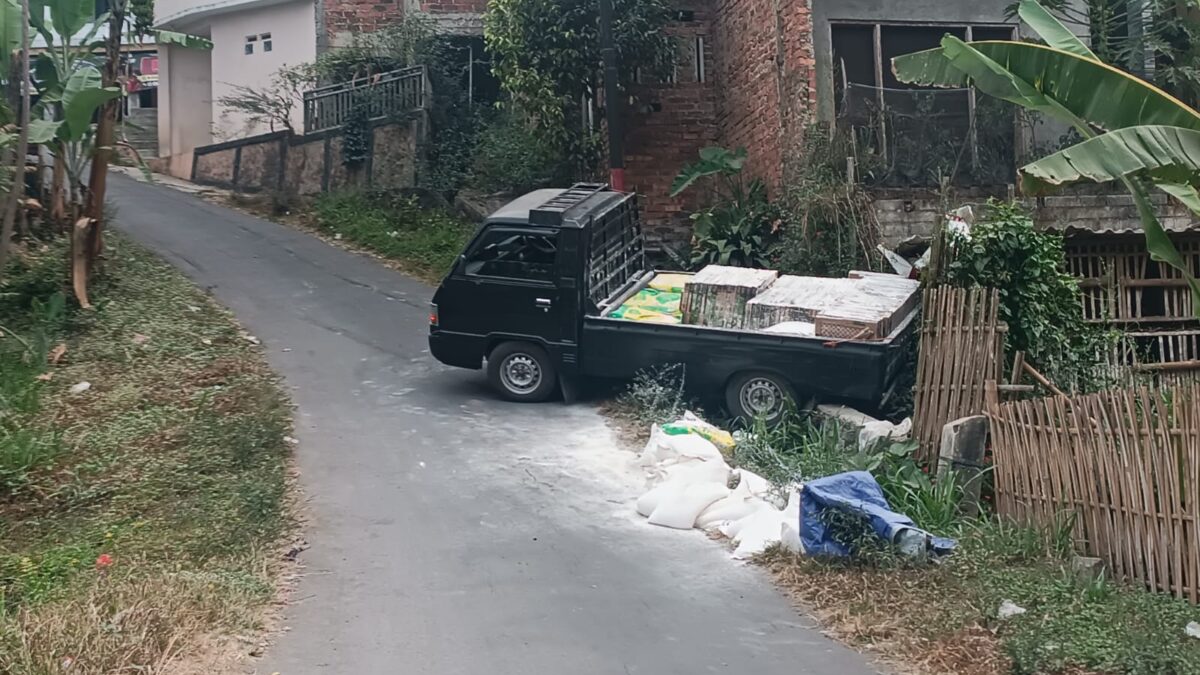 Diduga Gagal Menanjak, L300 Bermuatan Material Bangunan Nyangkut di Tembok Penahan Tebing