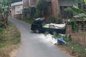 Diduga Gagal Menanjak, L300 Bermuatan Material Bangunan Nyangkut di Tembok Penahan Tebing