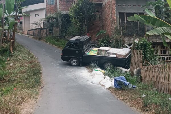 Diduga Gagal Menanjak, L300 Bermuatan Material Bangunan Nyangkut di Tembok Penahan Tebing