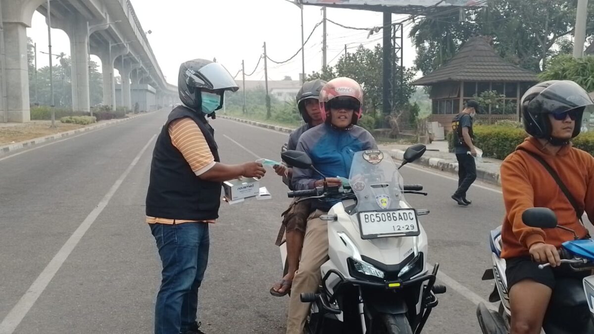 Satgas HBB Sumsel Bagikan 3.000 Masker Saat Kabut Asap Selimuti Palembang