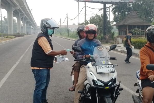 Satgas HBB Sumsel Bagikan 3.000 Masker Saat Kabut Asap Selimuti Palembang