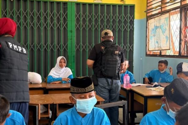 PMPB Sumsel Bagikan Masker Gratis kepada Siswa SMP Negeri 4 Talang Kelapa