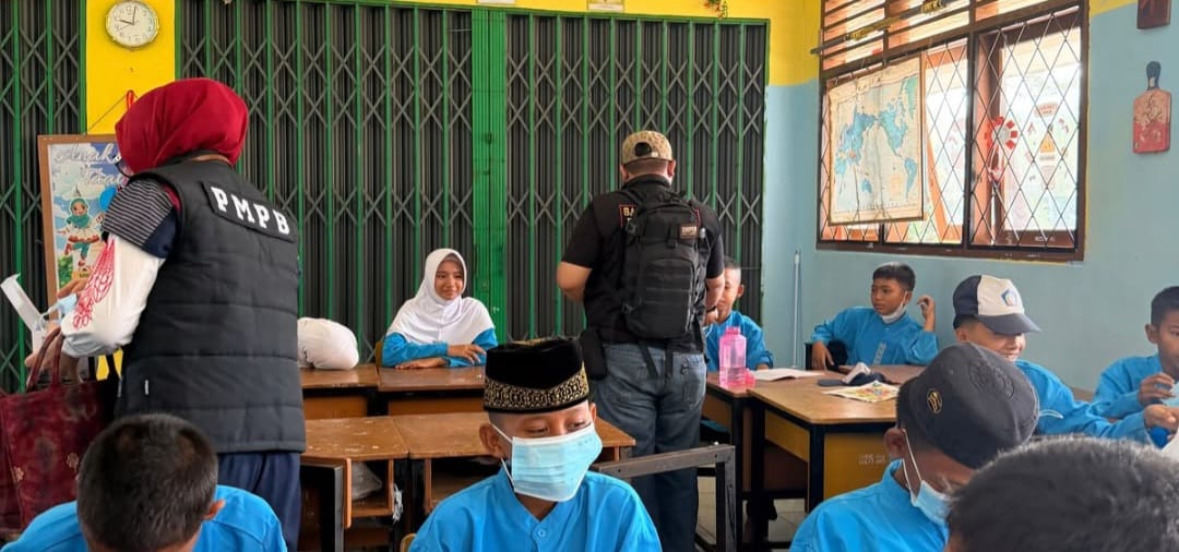 PMPB Sumsel Bagikan Masker Gratis kepada Siswa SMP Negeri 4 Talang Kelapa