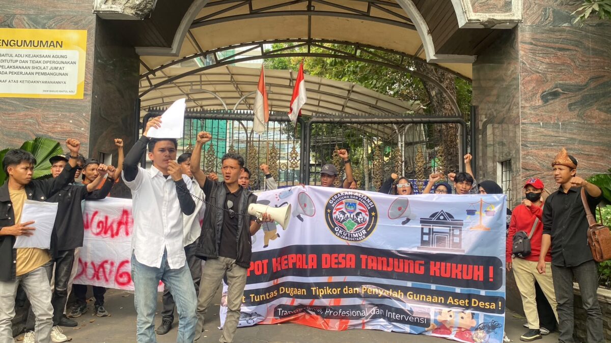 Mahasiswa OKU Timur Se-Jabodetabek Mendatangi Kejagung, Desak Usut Dugaan Korupsi Aset Desa Tanjung Kukuh